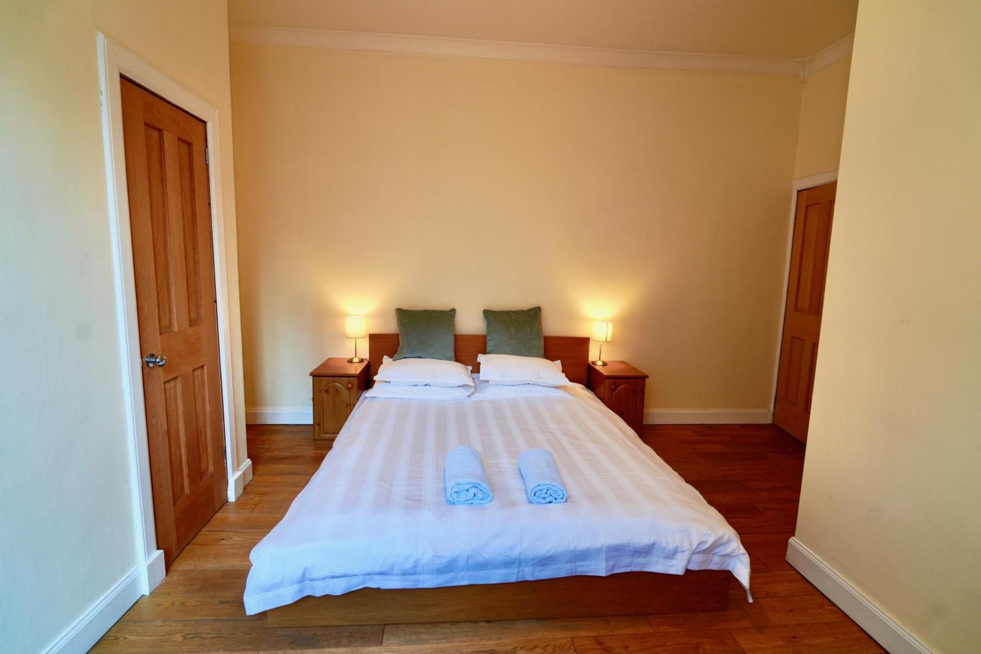 Spacious 2 Bed Apt Next To Royal Mile & Waverley Edinburgh Exterior photo